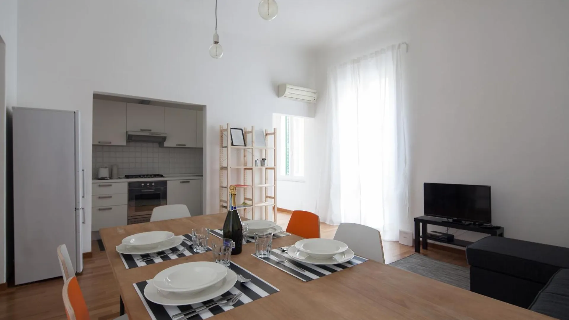 La Spezia City Center Apartment: Modern Rooftop Terrace near Cinque Terre Station Apartment
