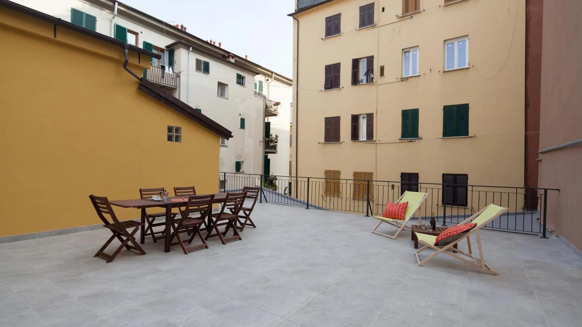 La Spezia City Center Apartment: Modern Rooftop Terrace near Cinque Terre Station 0*, La Spezia